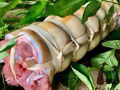 Bê cuộn rau rừng