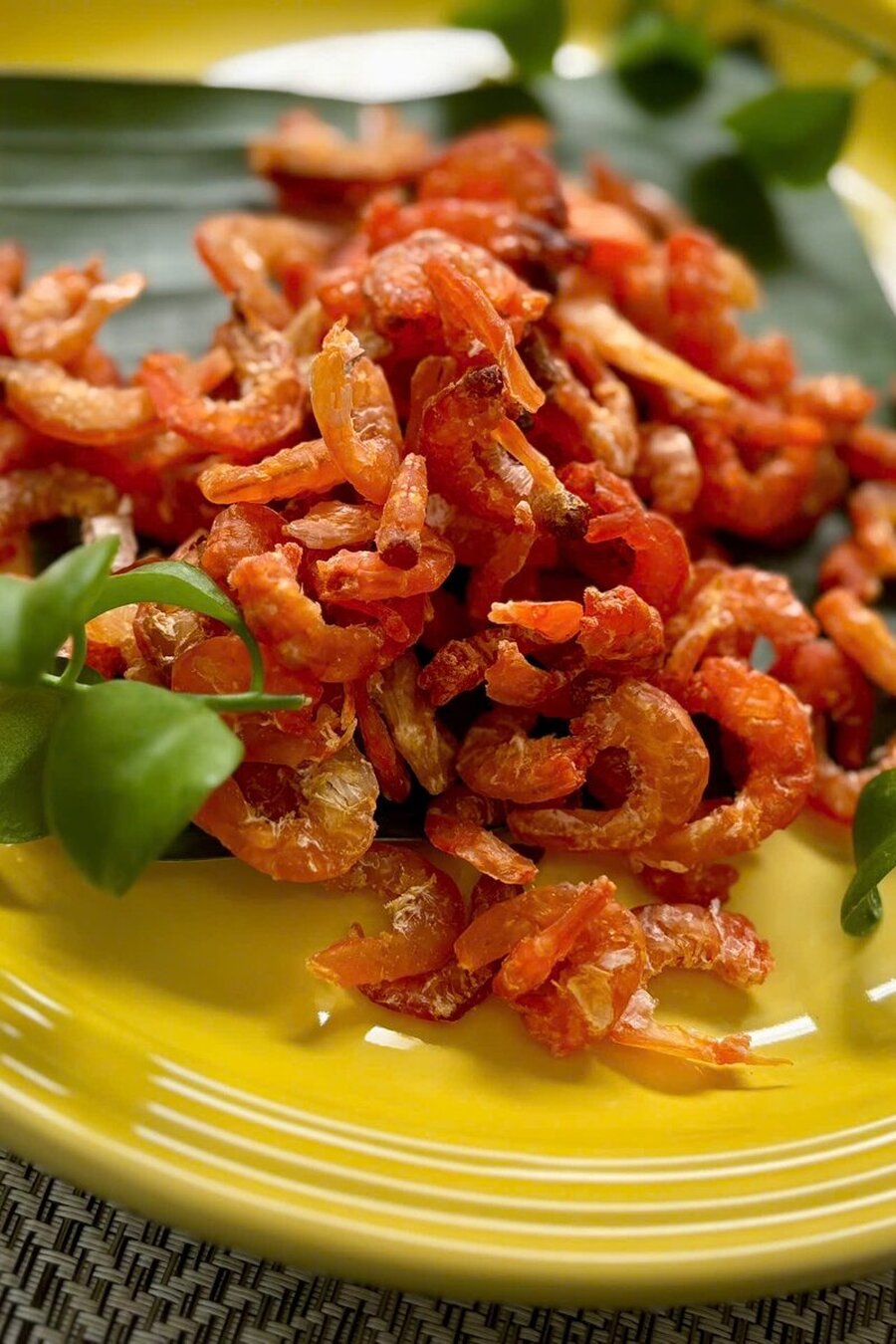 Tôm thẻ biển phơi khô